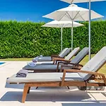 Vila Rustic Peran With Outdoor Pool In Tinjan *