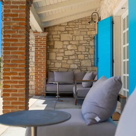 Rustic Peran With Outdoor Pool In Tinjan Radetići