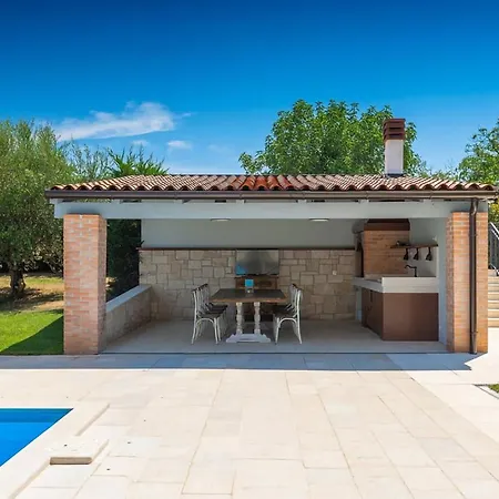 Rustic Peran With Outdoor Pool In Tinjan *