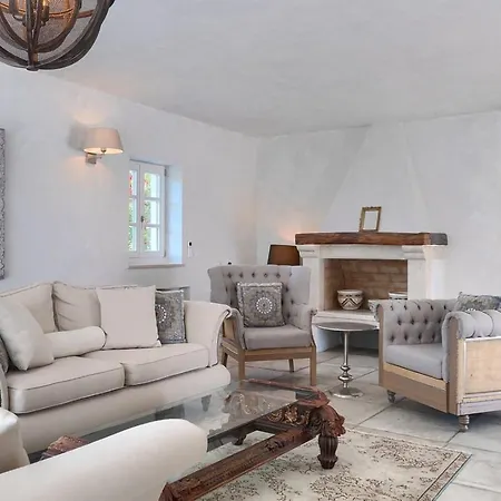 Rustic Peran With Outdoor Pool In Tinjan