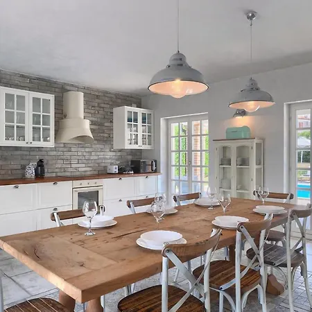 Villa Rustic Peran With Outdoor Pool In Tinjan