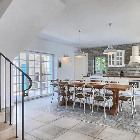 Villa Rustic Peran With Outdoor Pool In Tinjan Radetici