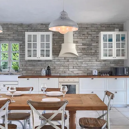 Rustic Peran With Outdoor Pool In Tinjan *