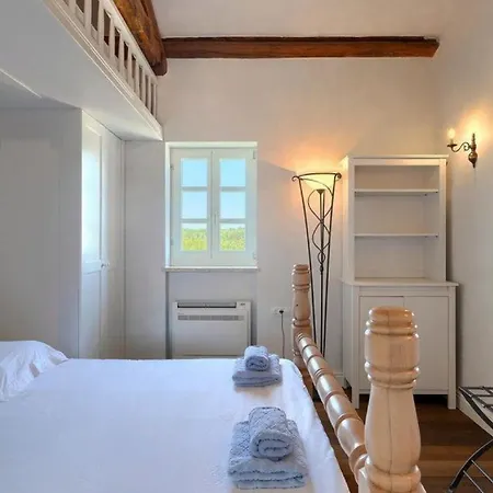 Rustic Peran With Outdoor Pool In Tinjan Radetići