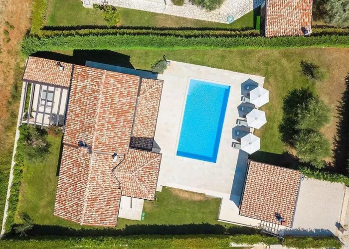 Vila Rustic Peran With Outdoor Pool In Tinjan *