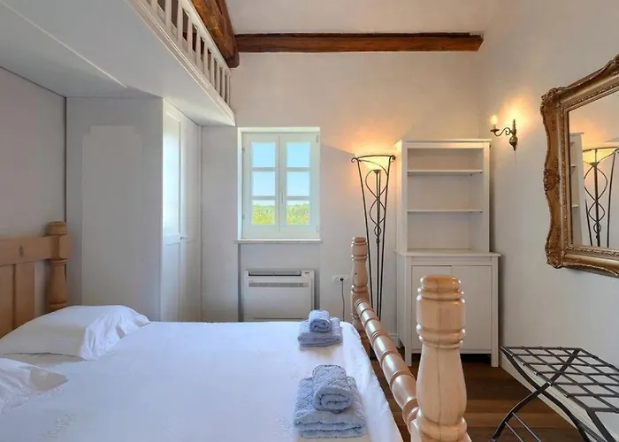 Rustic Peran With Outdoor Pool In Tinjan Radetici