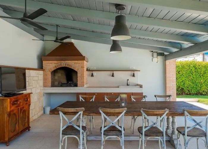 Rustic Peran With Outdoor Pool In Tinjan