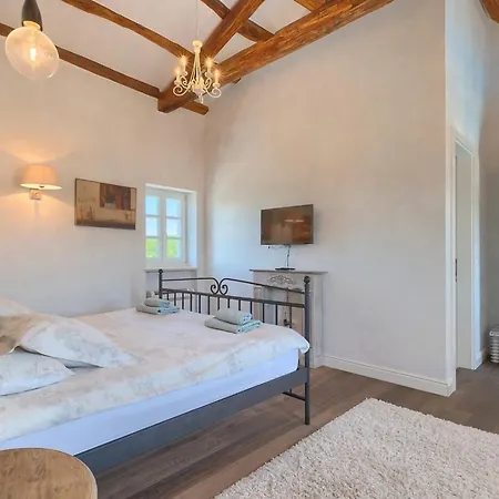 Rustic Peran With Outdoor Pool In Tinjan Radetići