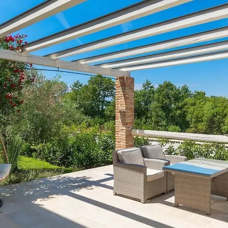 Rustic Peran With Outdoor Pool In Tinjan Radetići