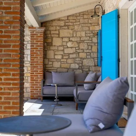 Rustic Peran With Outdoor Pool In Tinjan Radetići