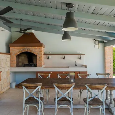 Rustic Peran With Outdoor Pool In Tinjan