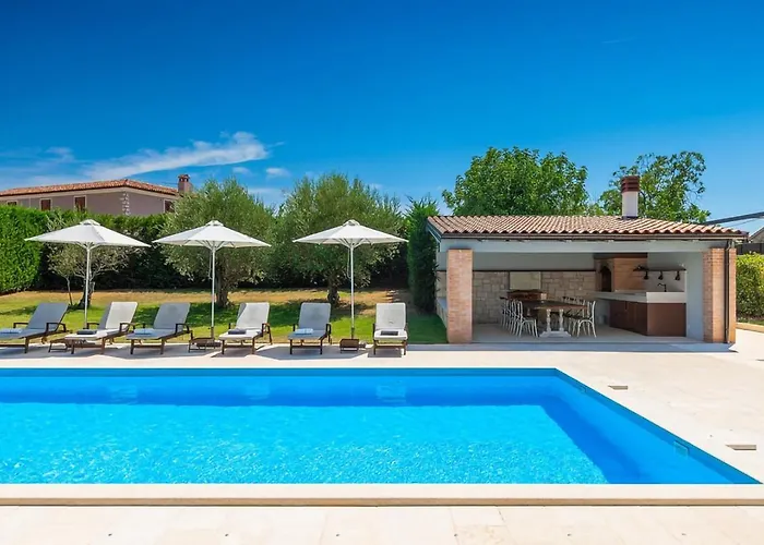 Rustic Peran With Outdoor Pool In Tinjan Vila