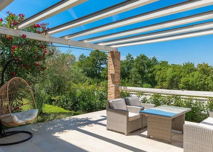 Rustic Peran With Outdoor Pool In Tinjan Radetici