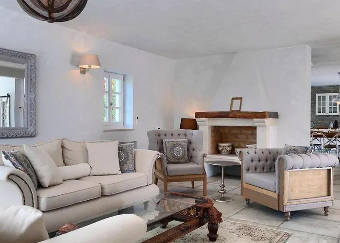 Rustic Peran With Outdoor Pool In Tinjan Villa