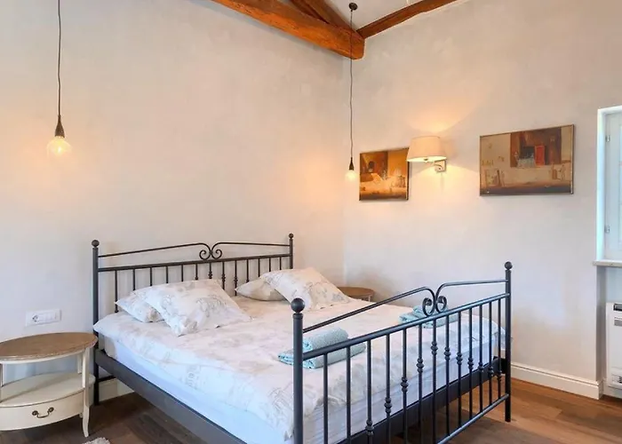 Rustic Peran With Outdoor Pool In Tinjan Radetici