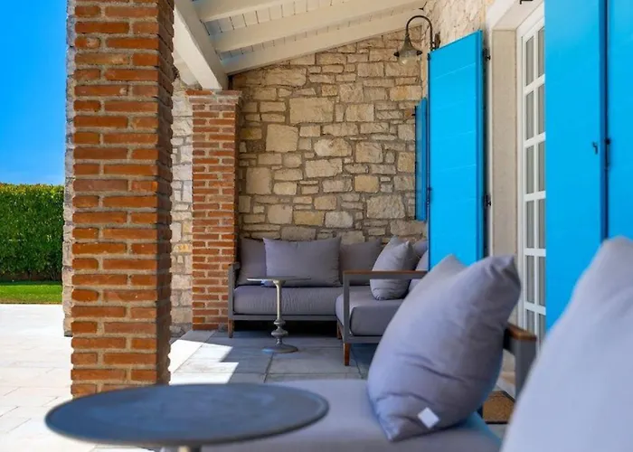 Rustic Peran With Outdoor Pool In Tinjan Radetici